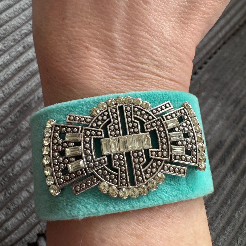 Plunder Design Fashion Jewelry Page Velvet Crystal Boho Magnet Bracelet